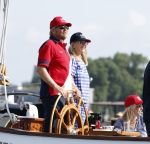 Amsterdam 20 augustus 2025
Koning Willem Alexander Prinses Mabel en (prinses Luana ) Gravin Luana op de groene Draeck tijdens de eerste dag van Sail Amsterdam . Er vaart ongelofelijk veel beveiliging Politie in boten op jet skis en een speciaal beveiligingsteam van de Marechaussee BSB ( Brigade Speciale Beveiligingsopdrachten ) mee met de groene Draeck