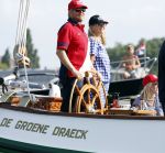 Amsterdam 20 augustus 2025
Koning Willem Alexander Prinses Mabel en (prinses Luana ) Gravin Luana op de groene Draeck tijdens de eerste dag van Sail Amsterdam . Er vaart ongelofelijk veel beveiliging Politie in boten op jet skis en een speciaal beveiligingsteam van de Marechaussee BSB ( Brigade Speciale Beveiligingsopdrachten ) mee met de groene Draeck