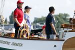 Amsterdam 20 augustus 2025
Koning Willem Alexander Prinses Mabel en (prinses Luana ) Gravin Luana op de groene Draeck tijdens de eerste dag van Sail Amsterdam . Er vaart ongelofelijk veel beveiliging Politie in boten op jet skis en een speciaal beveiligingsteam van de Marechaussee BSB ( Brigade Speciale Beveiligingsopdrachten ) mee met de groene Draeck