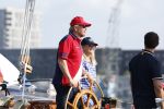 Amsterdam 20 augustus 2025
Koning Willem Alexander Prinses Mabel en (prinses Luana ) Gravin Luana op de groene Draeck tijdens de eerste dag van Sail Amsterdam . Er vaart ongelofelijk veel beveiliging Politie in boten op jet skis en een speciaal beveiligingsteam van de Marechaussee BSB ( Brigade Speciale Beveiligingsopdrachten ) mee met de groene Draeck