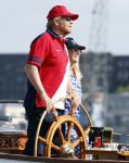 Amsterdam 20 augustus 2025
Koning Willem Alexander Prinses Mabel en (prinses Luana ) Gravin Luana op de groene Draeck tijdens de eerste dag van Sail Amsterdam . Er vaart ongelofelijk veel beveiliging Politie in boten op jet skis en een speciaal beveiligingsteam van de Marechaussee BSB ( Brigade Speciale Beveiligingsopdrachten ) mee met de groene Draeck