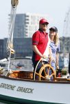 Amsterdam 20 augustus 2025
Koning Willem Alexander Prinses Mabel en (prinses Luana ) Gravin Luana op de groene Draeck tijdens de eerste dag van Sail Amsterdam . Er vaart ongelofelijk veel beveiliging Politie in boten op jet skis en een speciaal beveiligingsteam van de Marechaussee BSB ( Brigade Speciale Beveiligingsopdrachten ) mee met de groene Draeck