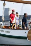 Amsterdam 20 augustus 2025
Koning Willem Alexander Prinses Mabel en (prinses Luana ) Gravin Luana op de groene Draeck tijdens de eerste dag van Sail Amsterdam . Er vaart ongelofelijk veel beveiliging Politie in boten op jet skis en een speciaal beveiligingsteam van de Marechaussee BSB ( Brigade Speciale Beveiligingsopdrachten ) mee met de groene Draeck
