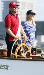 Amsterdam 20 augustus 2025
Koning Willem Alexander Prinses Mabel en (prinses Luana ) Gravin Luana op de groene Draeck tijdens de eerste dag van Sail Amsterdam . Er vaart ongelofelijk veel beveiliging Politie in boten op jet skis en een speciaal beveiligingsteam van de Marechaussee BSB ( Brigade Speciale Beveiligingsopdrachten ) mee met de groene Draeck
