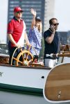 Amsterdam 20 augustus 2025
Koning Willem Alexander Prinses Mabel en (prinses Luana ) Gravin Luana op de groene Draeck tijdens de eerste dag van Sail Amsterdam . Er vaart ongelofelijk veel beveiliging Politie in boten op jet skis en een speciaal beveiligingsteam van de Marechaussee BSB ( Brigade Speciale Beveiligingsopdrachten ) mee met de groene Draeck