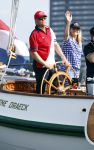 Amsterdam 20 augustus 2025
Koning Willem Alexander Prinses Mabel en (prinses Luana ) Gravin Luana op de groene Draeck tijdens de eerste dag van Sail Amsterdam . Er vaart ongelofelijk veel beveiliging Politie in boten op jet skis en een speciaal beveiligingsteam van de Marechaussee BSB ( Brigade Speciale Beveiligingsopdrachten ) mee met de groene Draeck