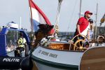 Amsterdam 20 augustus 2025
Koning Willem Alexander Prinses Mabel en (prinses Luana ) Gravin Luana op de groene Draeck tijdens de eerste dag van Sail Amsterdam . Er vaart ongelofelijk veel beveiliging Politie in boten op jet skis en een speciaal beveiligingsteam van de Marechaussee BSB ( Brigade Speciale Beveiligingsopdrachten ) mee met de groene Draeck