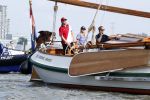 Amsterdam 20 augustus 2025
Koning Willem Alexander Prinses Mabel en (prinses Luana ) Gravin Luana op de groene Draeck tijdens de eerste dag van Sail Amsterdam . Er vaart ongelofelijk veel beveiliging Politie in boten op jet skis en een speciaal beveiligingsteam van de Marechaussee BSB ( Brigade Speciale Beveiligingsopdrachten ) mee met de groene Draeck