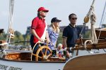 Amsterdam 20 augustus 2025
Koning Willem Alexander Prinses Mabel en (prinses Luana ) Gravin Luana op de groene Draeck tijdens de eerste dag van Sail Amsterdam . Er vaart ongelofelijk veel beveiliging Politie in boten op jet skis en een speciaal beveiligingsteam van de Marechaussee BSB ( Brigade Speciale Beveiligingsopdrachten ) mee met de groene Draeck