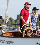 Amsterdam 20 augustus 2025
Koning Willem Alexander Prinses Mabel en (prinses Luana ) Gravin Luana op de groene Draeck tijdens de eerste dag van Sail Amsterdam . Er vaart ongelofelijk veel beveiliging Politie in boten op jet skis en een speciaal beveiligingsteam van de Marechaussee BSB ( Brigade Speciale Beveiligingsopdrachten ) mee met de groene Draeck