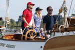 Amsterdam 20 augustus 2025
Koning Willem Alexander Prinses Mabel en (prinses Luana ) Gravin Luana op de groene Draeck tijdens de eerste dag van Sail Amsterdam . Er vaart ongelofelijk veel beveiliging Politie in boten op jet skis en een speciaal beveiligingsteam van de Marechaussee BSB ( Brigade Speciale Beveiligingsopdrachten ) mee met de groene Draeck