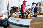 Amsterdam 20 augustus 2025
Koning Willem Alexander Prinses Mabel en (prinses Luana ) Gravin Luana op de groene Draeck tijdens de eerste dag van Sail Amsterdam . Er vaart ongelofelijk veel beveiliging Politie in boten op jet skis en een speciaal beveiligingsteam van de Marechaussee BSB ( Brigade Speciale Beveiligingsopdrachten ) mee met de groene Draeck