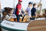 Amsterdam 20 augustus 2025
Koning Willem Alexander Prinses Mabel en (prinses Luana ) Gravin Luana op de groene Draeck tijdens de eerste dag van Sail Amsterdam . Er vaart ongelofelijk veel beveiliging Politie in boten op jet skis en een speciaal beveiligingsteam van de Marechaussee BSB ( Brigade Speciale Beveiligingsopdrachten ) mee met de groene Draeck