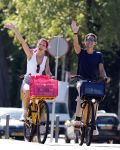 Amsterdam 19 augustus 2025
Merel v Carlsburg en Rutger Kemper op de fiets in Amsterdam zuid.