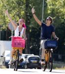 Amsterdam 19 augustus 2025
Merel v Carlsburg en Rutger Kemper op de fiets in Amsterdam zuid.