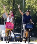 Amsterdam 19 augustus 2025
Merel v Carlsburg en Rutger Kemper op de fiets in Amsterdam zuid.