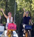 Amsterdam 19 augustus 2025
Merel v Carlsburg en Rutger Kemper op de fiets in Amsterdam zuid.