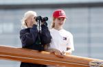Amsterdam 21 augustus 2025
Prinses Beatrix op de groene Draeck tijdens de tweede dag van Sail . Aanwezig oa Prinses Mabel met dochters Luana en Zaria . Ook aanwezig prins Cazimir en prinses Carolina de Bourbon de Parma met haar kinderen Alaia en Xavier .
Ook de moeder van Prinses Mabel was aanwezig .