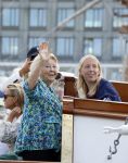 Amsterdam 21 augustus 2025
Prinses Beatrix op de groene Draeck tijdens de tweede dag van Sail . Aanwezig oa Prinses Mabel met dochters Luana en Zaria . Ook aanwezig prins Cazimir en prinses Carolina de Bourbon de Parma met haar kinderen Alaia en Xavier .
Ook de moeder van Prinses Mabel was aanwezig .