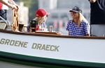 Amsterdam 20 augustus 2025
Koning Willem Alexander Prinses Mabel en (prinses Luana ) Gravin Luana op de groene Draeck tijdens de eerste dag van Sail Amsterdam . Er vaart ongelofelijk veel beveiliging Politie in boten op jet skis en een speciaal beveiligingsteam van de Marechaussee BSB ( Brigade Speciale Beveiligingsopdrachten ) mee met de groene Draeck
