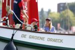 Amsterdam 20 augustus 2025
Koning Willem Alexander Prinses Mabel en (prinses Luana ) Gravin Luana op de groene Draeck tijdens de eerste dag van Sail Amsterdam . Er vaart ongelofelijk veel beveiliging Politie in boten op jet skis en een speciaal beveiligingsteam van de Marechaussee BSB ( Brigade Speciale Beveiligingsopdrachten ) mee met de groene Draeck