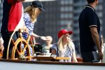 Amsterdam 20 augustus 2025
Koning Willem Alexander Prinses Mabel en (prinses Luana ) Gravin Luana op de groene Draeck tijdens de eerste dag van Sail Amsterdam . Er vaart ongelofelijk veel beveiliging Politie in boten op jet skis en een speciaal beveiligingsteam van de Marechaussee BSB ( Brigade Speciale Beveiligingsopdrachten ) mee met de groene Draeck