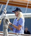 Amsterdam 20 augustus 2025
Koning Willem Alexander Prinses Mabel en (prinses Luana ) Gravin Luana op de groene Draeck tijdens de eerste dag van Sail Amsterdam . Er vaart ongelofelijk veel beveiliging Politie in boten op jet skis en een speciaal beveiligingsteam van de Marechaussee BSB ( Brigade Speciale Beveiligingsopdrachten ) mee met de groene Draeck