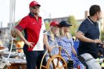 Amsterdam 20 augustus 2025
Koning Willem Alexander Prinses Mabel en (prinses Luana ) Gravin Luana op de groene Draeck tijdens de eerste dag van Sail Amsterdam . Er vaart ongelofelijk veel beveiliging Politie in boten op jet skis en een speciaal beveiligingsteam van de Marechaussee BSB ( Brigade Speciale Beveiligingsopdrachten ) mee met de groene Draeck