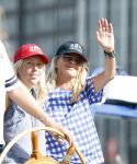 Amsterdam 20 augustus 2025
Koning Willem Alexander Prinses Mabel en (prinses Luana ) Gravin Luana op de groene Draeck tijdens de eerste dag van Sail Amsterdam . Er vaart ongelofelijk veel beveiliging Politie in boten op jet skis en een speciaal beveiligingsteam van de Marechaussee BSB ( Brigade Speciale Beveiligingsopdrachten ) mee met de groene Draeck