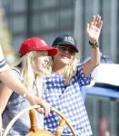 Amsterdam 20 augustus 2025
Koning Willem Alexander Prinses Mabel en (prinses Luana ) Gravin Luana op de groene Draeck tijdens de eerste dag van Sail Amsterdam . Er vaart ongelofelijk veel beveiliging Politie in boten op jet skis en een speciaal beveiligingsteam van de Marechaussee BSB ( Brigade Speciale Beveiligingsopdrachten ) mee met de groene Draeck