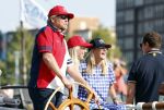 Amsterdam 20 augustus 2025
Koning Willem Alexander Prinses Mabel en (prinses Luana ) Gravin Luana op de groene Draeck tijdens de eerste dag van Sail Amsterdam . Er vaart ongelofelijk veel beveiliging Politie in boten op jet skis en een speciaal beveiligingsteam van de Marechaussee BSB ( Brigade Speciale Beveiligingsopdrachten ) mee met de groene Draeck