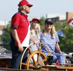 Amsterdam 20 augustus 2025
Koning Willem Alexander Prinses Mabel en (prinses Luana ) Gravin Luana op de groene Draeck tijdens de eerste dag van Sail Amsterdam . Er vaart ongelofelijk veel beveiliging Politie in boten op jet skis en een speciaal beveiligingsteam van de Marechaussee BSB ( Brigade Speciale Beveiligingsopdrachten ) mee met de groene Draeck