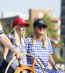 Amsterdam 20 augustus 2025
Koning Willem Alexander Prinses Mabel en (prinses Luana ) Gravin Luana op de groene Draeck tijdens de eerste dag van Sail Amsterdam . Er vaart ongelofelijk veel beveiliging Politie in boten op jet skis en een speciaal beveiligingsteam van de Marechaussee BSB ( Brigade Speciale Beveiligingsopdrachten ) mee met de groene Draeck
