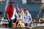 Amsterdam 20 augustus 2025
Koning Willem Alexander Prinses Mabel en (prinses Luana ) Gravin Luana op de groene Draeck tijdens de eerste dag van Sail Amsterdam . Er vaart ongelofelijk veel beveiliging Politie in boten op jet skis en een speciaal beveiligingsteam van de Marechaussee BSB ( Brigade Speciale Beveiligingsopdrachten ) mee met de groene Draeck