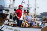 Amsterdam 20 augustus 2025
Koning Willem Alexander Prinses Mabel en (prinses Luana ) Gravin Luana op de groene Draeck tijdens de eerste dag van Sail Amsterdam . Er vaart ongelofelijk veel beveiliging Politie in boten op jet skis en een speciaal beveiligingsteam van de Marechaussee BSB ( Brigade Speciale Beveiligingsopdrachten ) mee met de groene Draeck