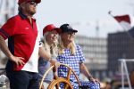 Amsterdam 20 augustus 2025
Koning Willem Alexander Prinses Mabel en (prinses Luana ) Gravin Luana op de groene Draeck tijdens de eerste dag van Sail Amsterdam . Er vaart ongelofelijk veel beveiliging Politie in boten op jet skis en een speciaal beveiligingsteam van de Marechaussee BSB ( Brigade Speciale Beveiligingsopdrachten ) mee met de groene Draeck