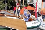 Amsterdam 20 augustus 2025
Koning Willem Alexander Prinses Mabel en (prinses Luana ) Gravin Luana op de groene Draeck tijdens de eerste dag van Sail Amsterdam . Er vaart ongelofelijk veel beveiliging Politie in boten op jet skis en een speciaal beveiligingsteam van de Marechaussee BSB ( Brigade Speciale Beveiligingsopdrachten ) mee met de groene Draeck