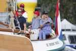 Amsterdam 20 augustus 2025
Koning Willem Alexander Prinses Mabel en (prinses Luana ) Gravin Luana op de groene Draeck tijdens de eerste dag van Sail Amsterdam . Er vaart ongelofelijk veel beveiliging Politie in boten op jet skis en een speciaal beveiligingsteam van de Marechaussee BSB ( Brigade Speciale Beveiligingsopdrachten ) mee met de groene Draeck