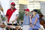 Amsterdam 20 augustus 2025
Koning Willem Alexander Prinses Mabel en (prinses Luana ) Gravin Luana op de groene Draeck tijdens de eerste dag van Sail Amsterdam . Er vaart ongelofelijk veel beveiliging Politie in boten op jet skis en een speciaal beveiligingsteam van de Marechaussee BSB ( Brigade Speciale Beveiligingsopdrachten ) mee met de groene Draeck