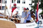 Amsterdam 20 augustus 2025
Koning Willem Alexander Prinses Mabel en (prinses Luana ) Gravin Luana op de groene Draeck tijdens de eerste dag van Sail Amsterdam . Er vaart ongelofelijk veel beveiliging Politie in boten op jet skis en een speciaal beveiligingsteam van de Marechaussee BSB ( Brigade Speciale Beveiligingsopdrachten ) mee met de groene Draeck