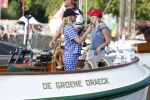 Amsterdam 20 augustus 2025
Koning Willem Alexander Prinses Mabel en (prinses Luana ) Gravin Luana op de groene Draeck tijdens de eerste dag van Sail Amsterdam . Er vaart ongelofelijk veel beveiliging Politie in boten op jet skis en een speciaal beveiligingsteam van de Marechaussee BSB ( Brigade Speciale Beveiligingsopdrachten ) mee met de groene Draeck