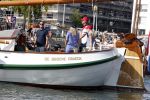 Amsterdam 20 augustus 2025
Koning Willem Alexander Prinses Mabel en (prinses Luana ) Gravin Luana op de groene Draeck tijdens de eerste dag van Sail Amsterdam . Er vaart ongelofelijk veel beveiliging Politie in boten op jet skis en een speciaal beveiligingsteam van de Marechaussee BSB ( Brigade Speciale Beveiligingsopdrachten ) mee met de groene Draeck