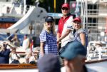 Amsterdam 20 augustus 2025
Koning Willem Alexander Prinses Mabel en (prinses Luana ) Gravin Luana op de groene Draeck tijdens de eerste dag van Sail Amsterdam . Er vaart ongelofelijk veel beveiliging Politie in boten op jet skis en een speciaal beveiligingsteam van de Marechaussee BSB ( Brigade Speciale Beveiligingsopdrachten ) mee met de groene Draeck