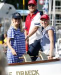 Amsterdam 20 augustus 2025
Koning Willem Alexander Prinses Mabel en (prinses Luana ) Gravin Luana op de groene Draeck tijdens de eerste dag van Sail Amsterdam . Er vaart ongelofelijk veel beveiliging Politie in boten op jet skis en een speciaal beveiligingsteam van de Marechaussee BSB ( Brigade Speciale Beveiligingsopdrachten ) mee met de groene Draeck