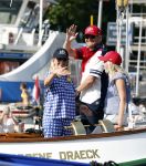 Amsterdam 20 augustus 2025
Koning Willem Alexander Prinses Mabel en (prinses Luana ) Gravin Luana op de groene Draeck tijdens de eerste dag van Sail Amsterdam . Er vaart ongelofelijk veel beveiliging Politie in boten op jet skis en een speciaal beveiligingsteam van de Marechaussee BSB ( Brigade Speciale Beveiligingsopdrachten ) mee met de groene Draeck