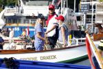 Amsterdam 20 augustus 2025
Koning Willem Alexander Prinses Mabel en (prinses Luana ) Gravin Luana op de groene Draeck tijdens de eerste dag van Sail Amsterdam . Er vaart ongelofelijk veel beveiliging Politie in boten op jet skis en een speciaal beveiligingsteam van de Marechaussee BSB ( Brigade Speciale Beveiligingsopdrachten ) mee met de groene Draeck