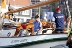 Amsterdam 20 augustus 2025
Koning Willem Alexander Prinses Mabel en (prinses Luana ) Gravin Luana op de groene Draeck tijdens de eerste dag van Sail Amsterdam . Er vaart ongelofelijk veel beveiliging Politie in boten op jet skis en een speciaal beveiligingsteam van de Marechaussee BSB ( Brigade Speciale Beveiligingsopdrachten ) mee met de groene Draeck