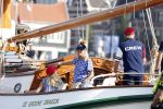Amsterdam 20 augustus 2025
Koning Willem Alexander Prinses Mabel en (prinses Luana ) Gravin Luana op de groene Draeck tijdens de eerste dag van Sail Amsterdam . Er vaart ongelofelijk veel beveiliging Politie in boten op jet skis en een speciaal beveiligingsteam van de Marechaussee BSB ( Brigade Speciale Beveiligingsopdrachten ) mee met de groene Draeck