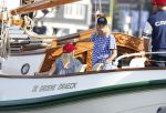 Amsterdam 20 augustus 2025
Koning Willem Alexander Prinses Mabel en (prinses Luana ) Gravin Luana op de groene Draeck tijdens de eerste dag van Sail Amsterdam . Er vaart ongelofelijk veel beveiliging Politie in boten op jet skis en een speciaal beveiligingsteam van de Marechaussee BSB ( Brigade Speciale Beveiligingsopdrachten ) mee met de groene Draeck