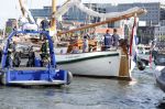 Amsterdam 20 augustus 2025
Koning Willem Alexander Prinses Mabel en (prinses Luana ) Gravin Luana op de groene Draeck tijdens de eerste dag van Sail Amsterdam . Er vaart ongelofelijk veel beveiliging Politie in boten op jet skis en een speciaal beveiligingsteam van de Marechaussee BSB ( Brigade Speciale Beveiligingsopdrachten ) mee met de groene Draeck